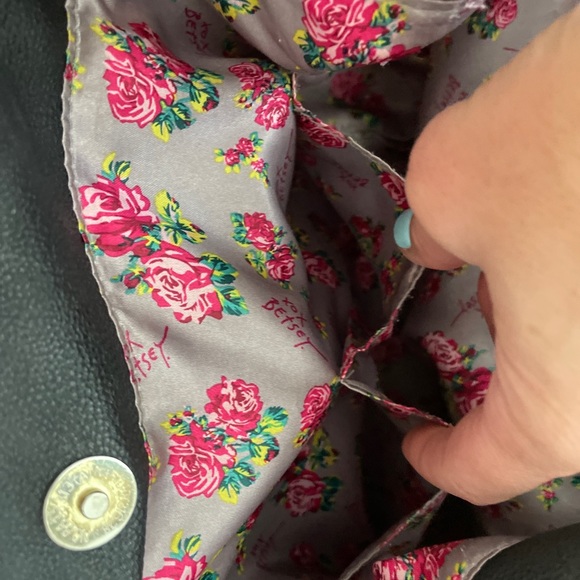 RARE Betsey Johnson white bag! Designer writing & rose embellished satin lining. - Picture 9 of 11